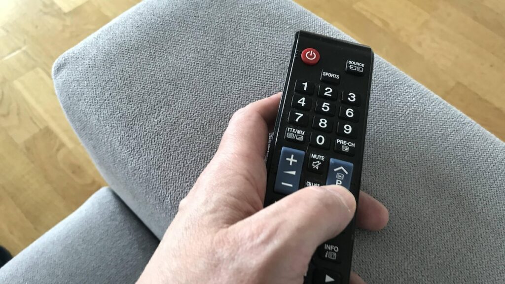 Samsung TV geht an und aus Daran kann es liegen Samsung Hilfe